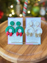 Load image into Gallery viewer, Green Wreath with Red Bow