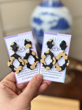 Load image into Gallery viewer, Ecru Fall Flowers - Oval Scallop