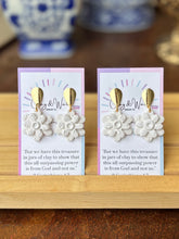 Load image into Gallery viewer, Whispered White - Small Flower