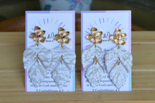Load image into Gallery viewer, White Marble with Flower Post