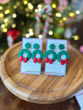 Load image into Gallery viewer, Green Wreath with Red Bow