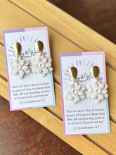 Load image into Gallery viewer, Whispered White - Small Flower