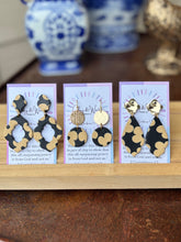 Load image into Gallery viewer, Ecru Fall Flowers - Oval Scallop