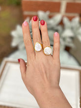 Load image into Gallery viewer, White &amp; Pearl Teardrop Shape Ring
