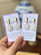 Load image into Gallery viewer, Whispered White - Small Flower
