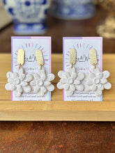 Load image into Gallery viewer, Whispered White - Large Flower
