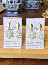 Load image into Gallery viewer, Whispered White - Small Flower
