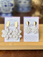 Load image into Gallery viewer, Whispered White - Large Flower
