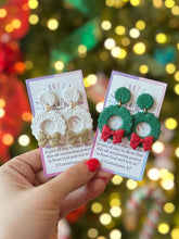 Load image into Gallery viewer, Green Wreath with Red Bow
