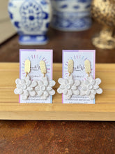 Load image into Gallery viewer, Whispered White - Large Flower
