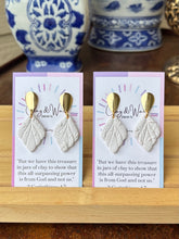 Load image into Gallery viewer, Whispered White - Small Drop
